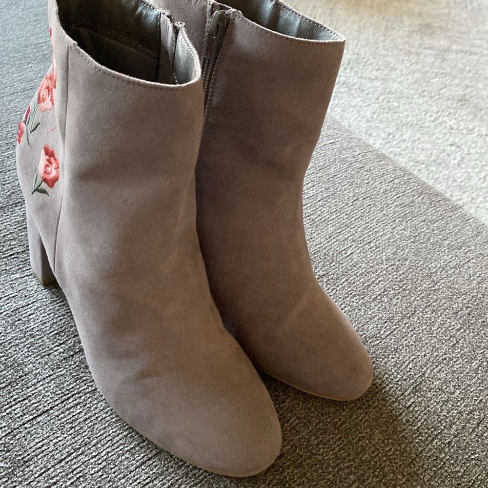 Report Macy’s Suede Embroidered Suede Heel Ankle Bootie Boot Zara 10 NWOT - Picture 8 of 15